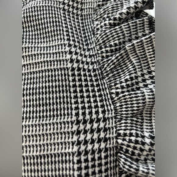 Suzy Shier houndstooth top with ruffles - Picture 3 of 3